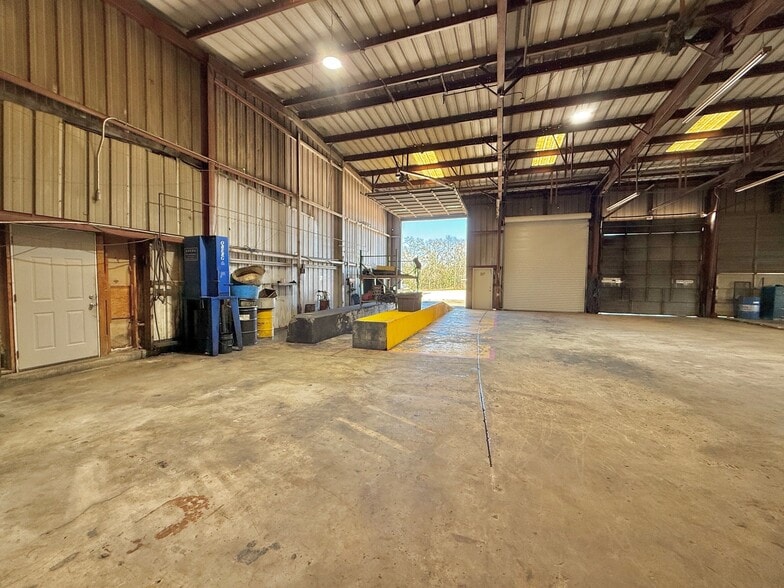 More Photos Of 704 Murray Rd, Dothan Warehouse For Lease