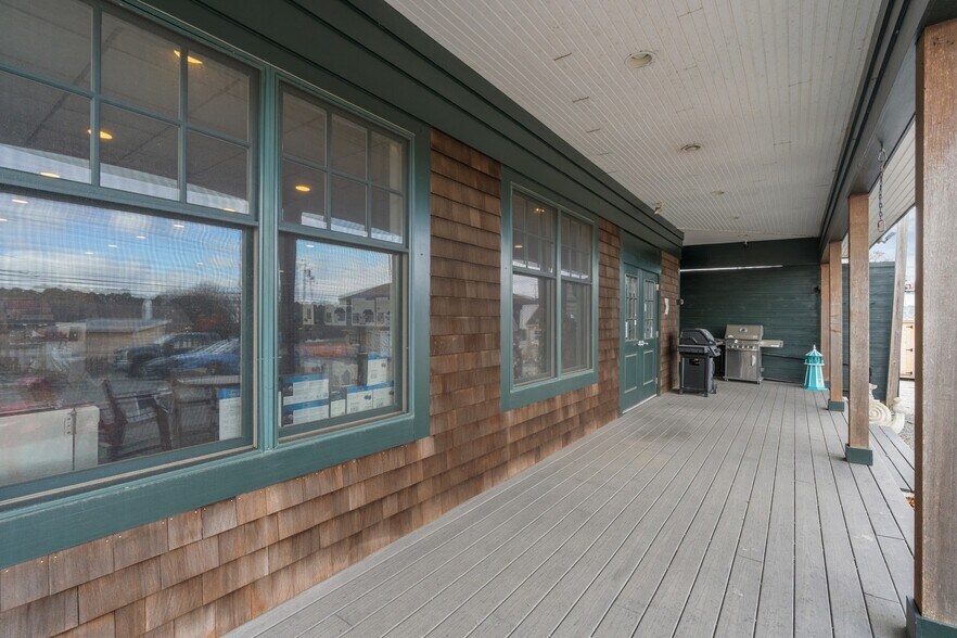 More Photos Of 1960 E Main Rd, Portsmouth Freestanding For Sale