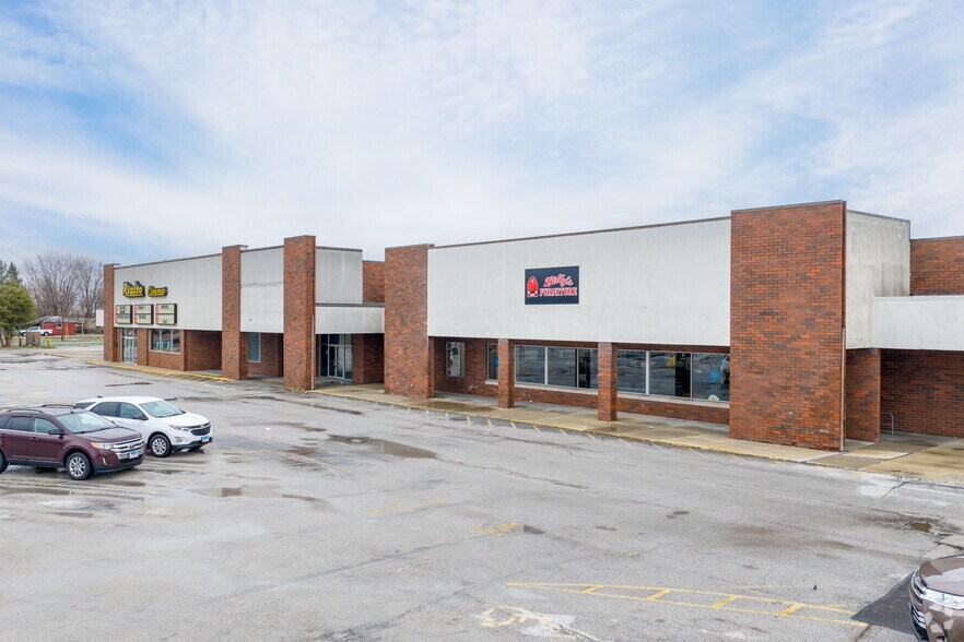 More Photos Of 1331-1335 E Jackson St, Macomb Storefront For Sale