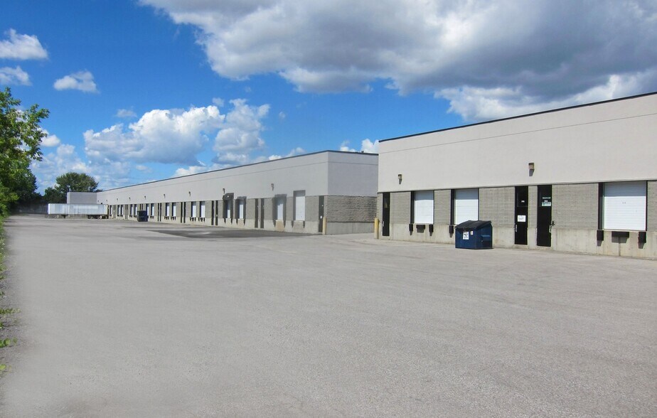 More Photos Of 520-556 Av Lépine, Dorval Warehouse For Lease