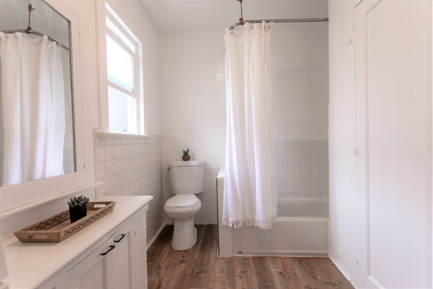 More Photos Of 20 Breeze Ave, Venice Apartments For Sale