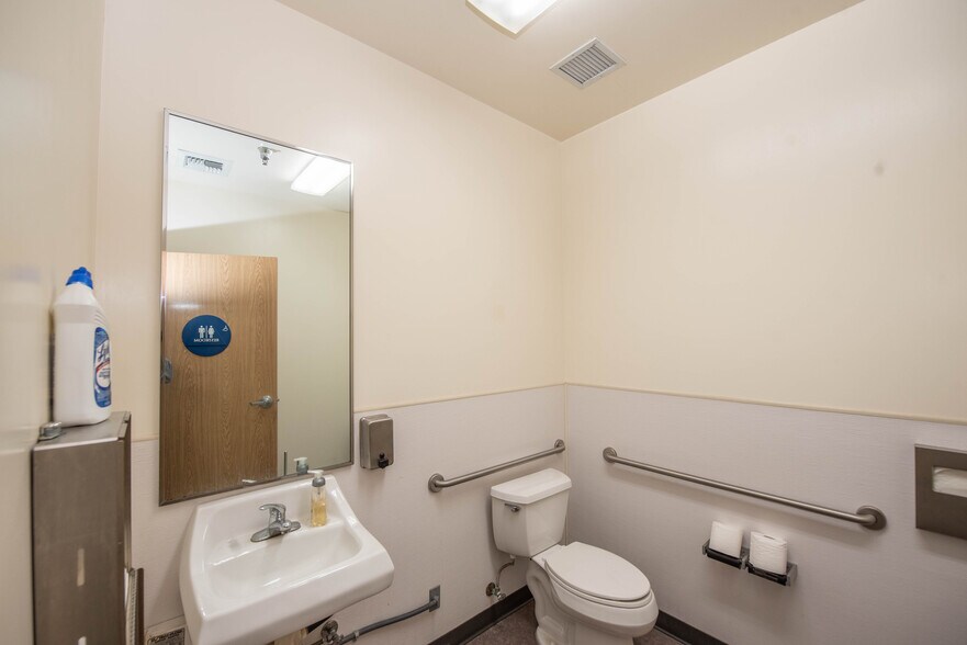 More Photos Of 1678-1692 Ord Way, Oceanside Warehouse For Lease