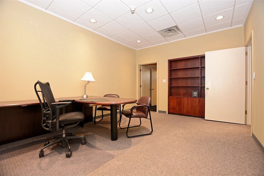 More Photos Of 512 Higgins Rd, Park Ridge Office For Lease