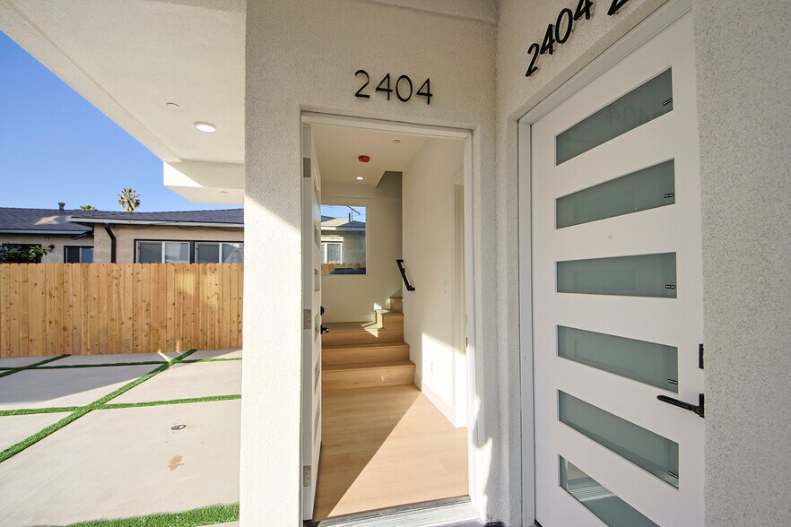 More Photos Of 2404 S Cochran Ave, Los Angeles Apartments For Sale