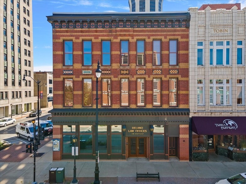 More Photos Of 200 S 6th St, Springfield Office For Lease