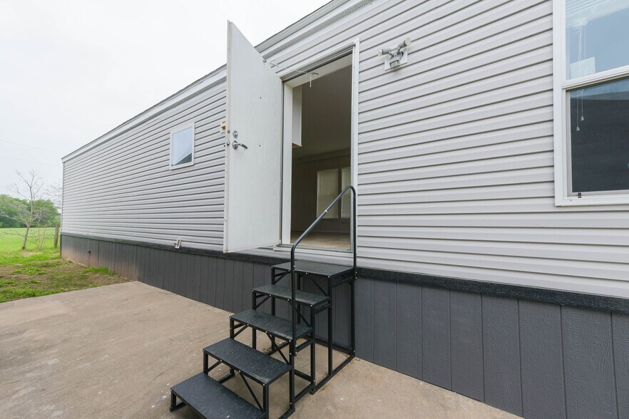 More Photos Of 7689 FM 2000, Caldwell Light Distribution For Lease