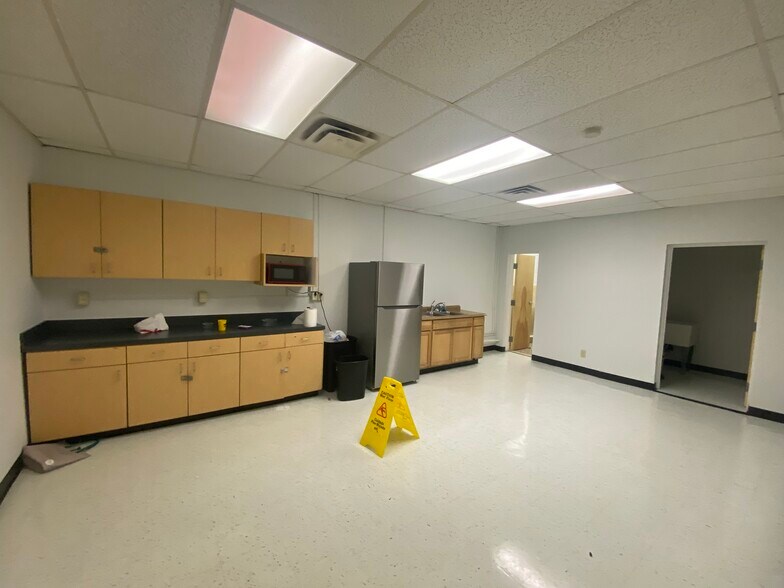 More Photos Of 5301 E Princess Anne Rd, Norfolk Flex For Lease
