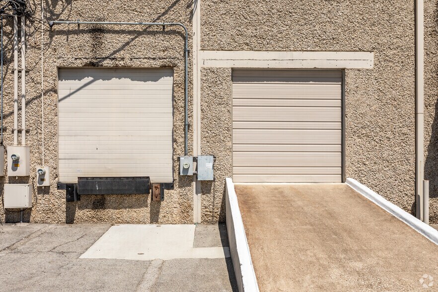 More Photos Of 4301-4321 Lindbergh Dr, Addison Industrial For Sale