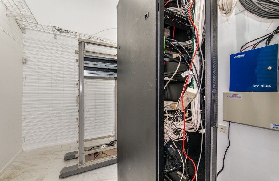 More Photos Of 1645 S River Rd, Des Plaines Office For Sale