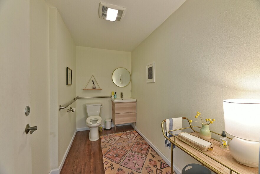 More Photos Of 993 Siskiyou Blvd, Ashland Office For Sale