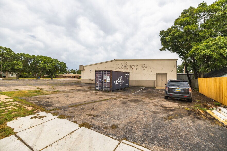 More Photos Of 226 E Ross St, Clearwater Freestanding For Sale