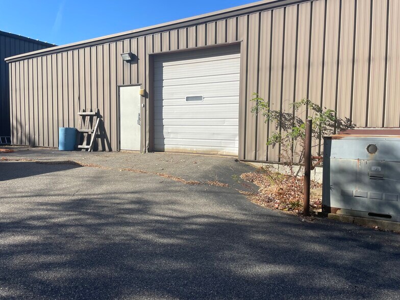 More Photos Of 7 Eastpoint Dr, Hooksett Warehouse For Lease