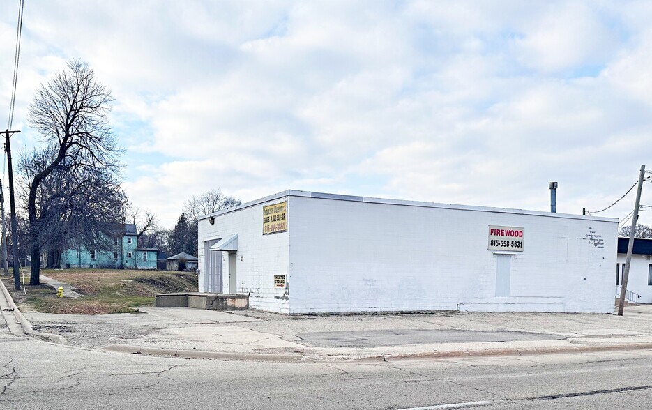 More Photos Of 901 9th St, Rockford Manufacturing For Lease