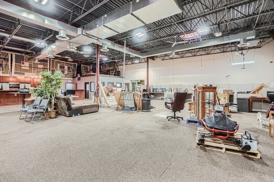 More Photos Of 2075 Prosperity Rd, Saint Paul Light Distribution For Sale