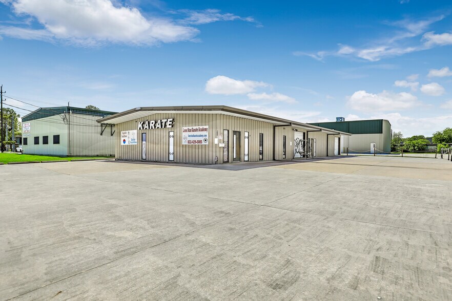 More Photos Of 411 S Houston Ave, Humble Warehouse For Sale