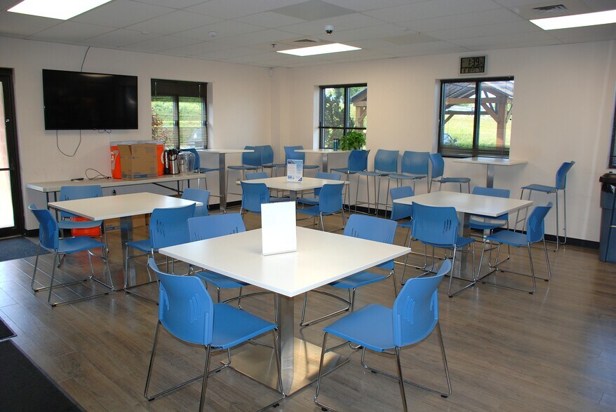 More Photos Of 625 Willow Springs Ln, York Warehouse For Lease