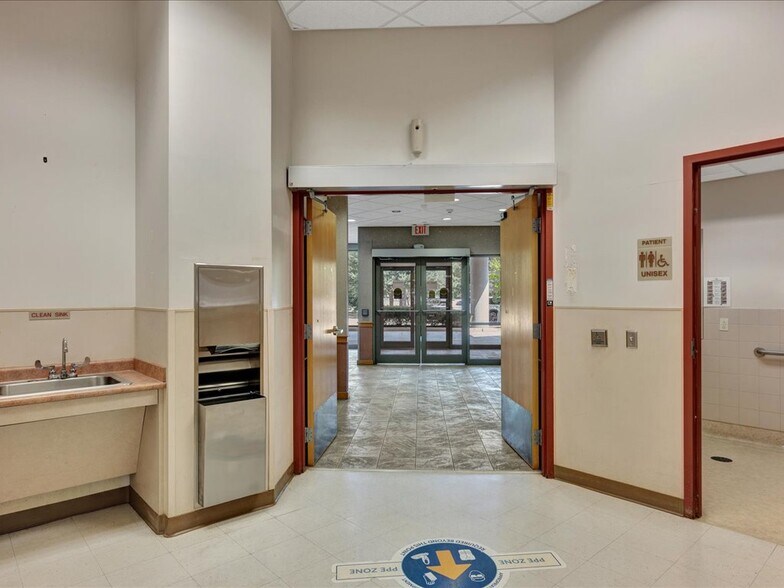 More Photos Of 700 S John Redditt Dr, Lufkin Medical For Lease