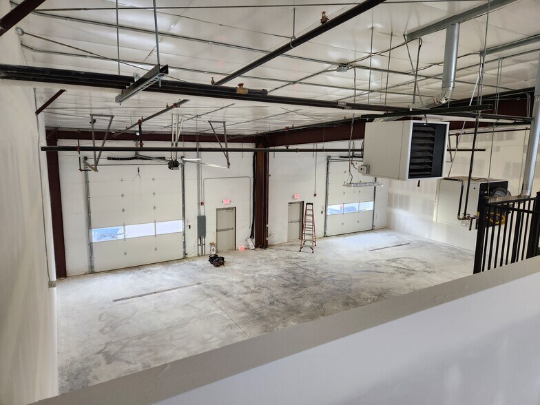 More Photos Of 1107 Southgate, Windsor Manufacturing For Lease