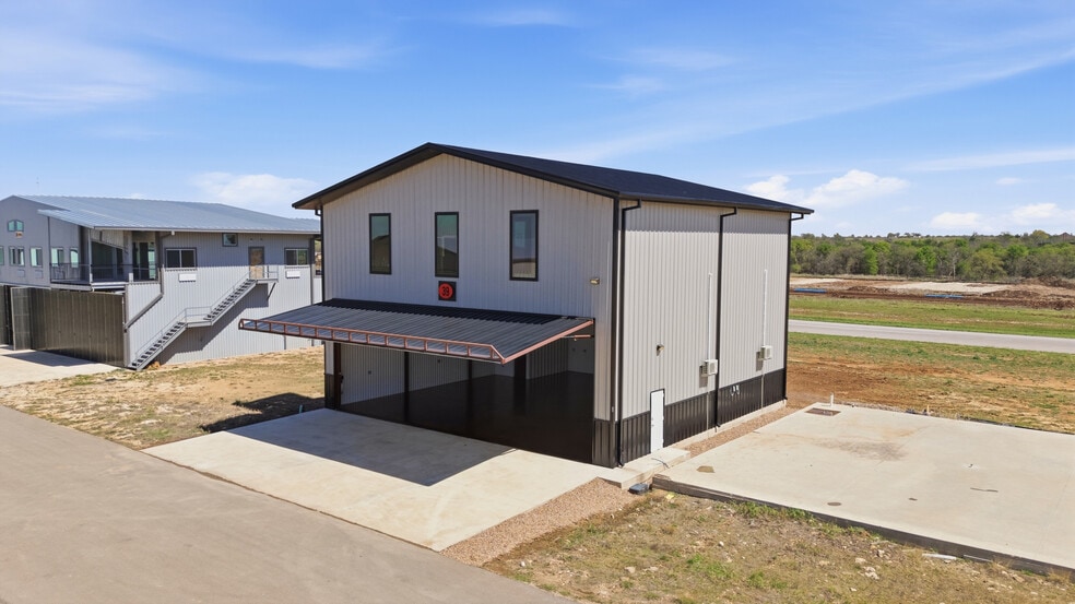 Primary Photo Of 15850 Salado Airport Rd, Salado Airplane Hangar For Sale