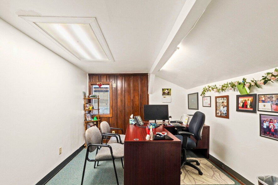 More Photos Of 2710 Manor Rd, Austin Office For Sale