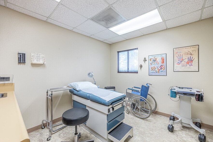 More Photos Of 44725 10th St W, Lancaster Medical For Sale