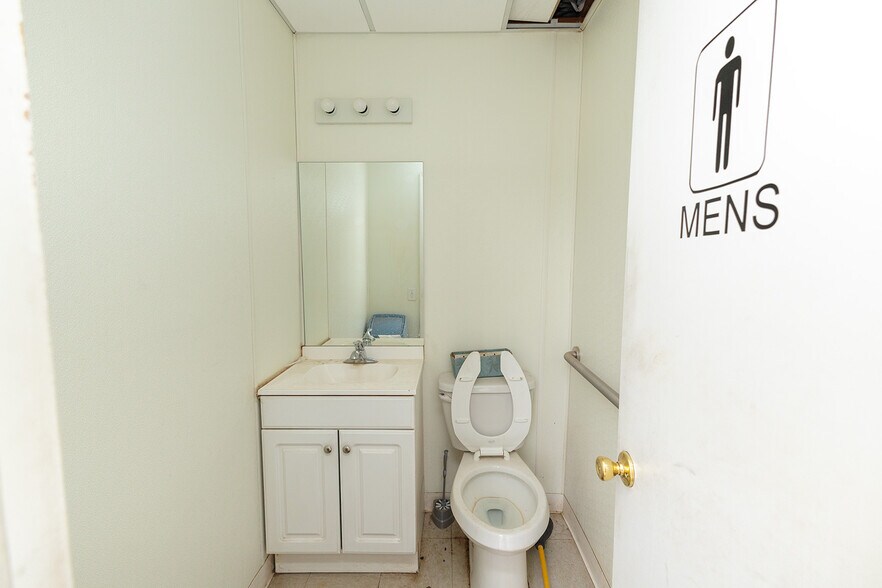 More Photos Of 890 N State Road 14, Harper Auto Dealership For Sale