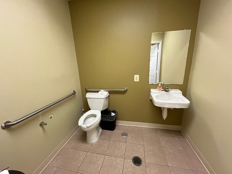 More Photos Of 8982-9050 Hornbaker Rd, Manassas Warehouse For Lease