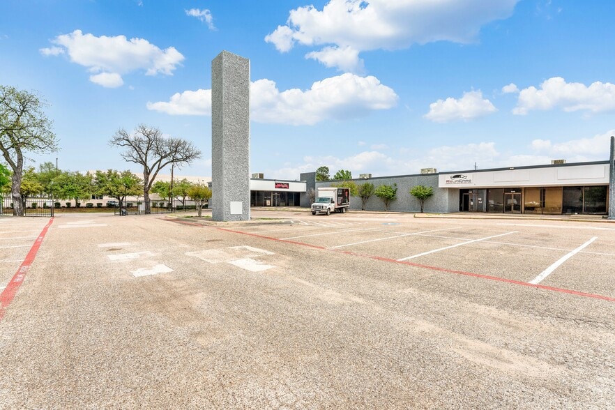 More Photos Of 2474 Manana Dr, Dallas Warehouse For Lease