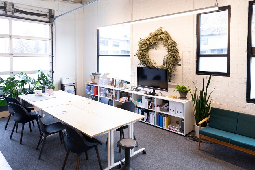 More Photos Of 2335 SE 50th Ave, Portland Light Distribution For Lease