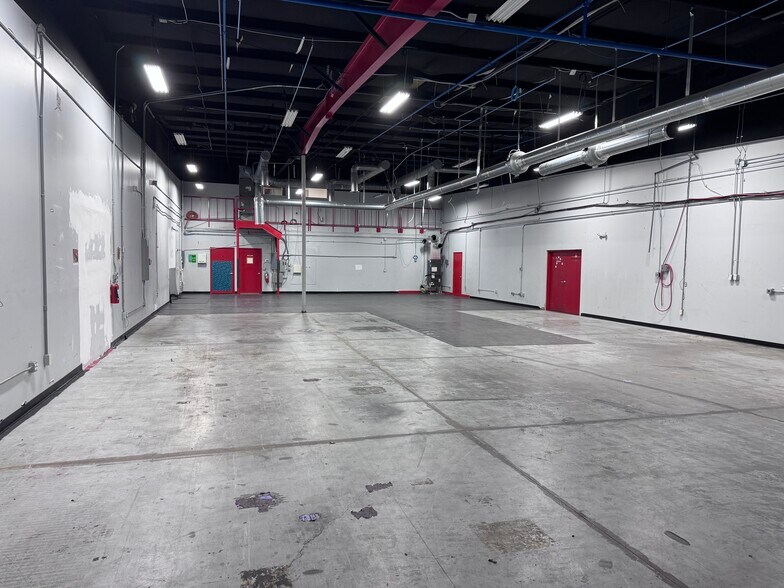 More Photos Of 885 Tallevast Rd, Sarasota Manufacturing For Lease