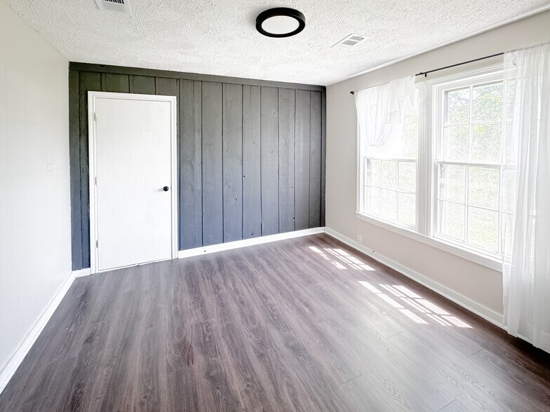 More Photos Of 1419 S Main St, Weatherford Storefront Retail Office For Sale