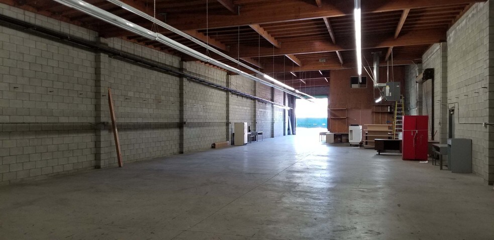 More Photos Of 810 E Jefferson Blvd, Los Angeles Warehouse For Lease