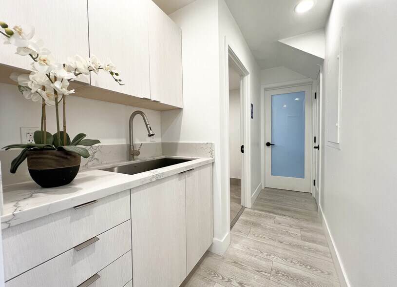 More Photos Of 4766 Park Granada, Calabasas Medical For Lease