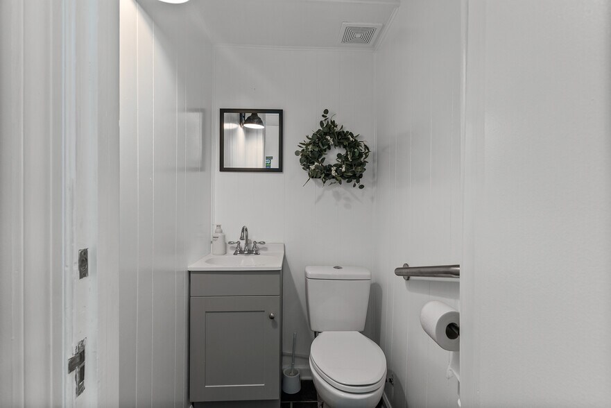 More Photos Of 525 7th St, Altavista Office For Sale