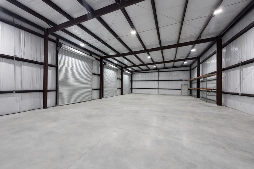 More Photos Of 1922 Tampa East Blvd, Tampa Warehouse For Lease