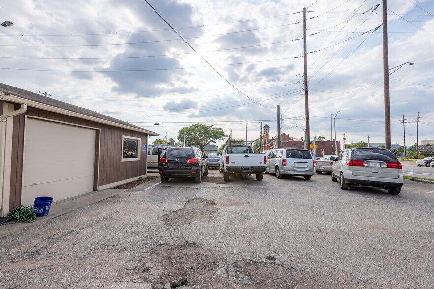 More Photos Of 1101 S East St, Indianapolis Auto Dealership For Sale