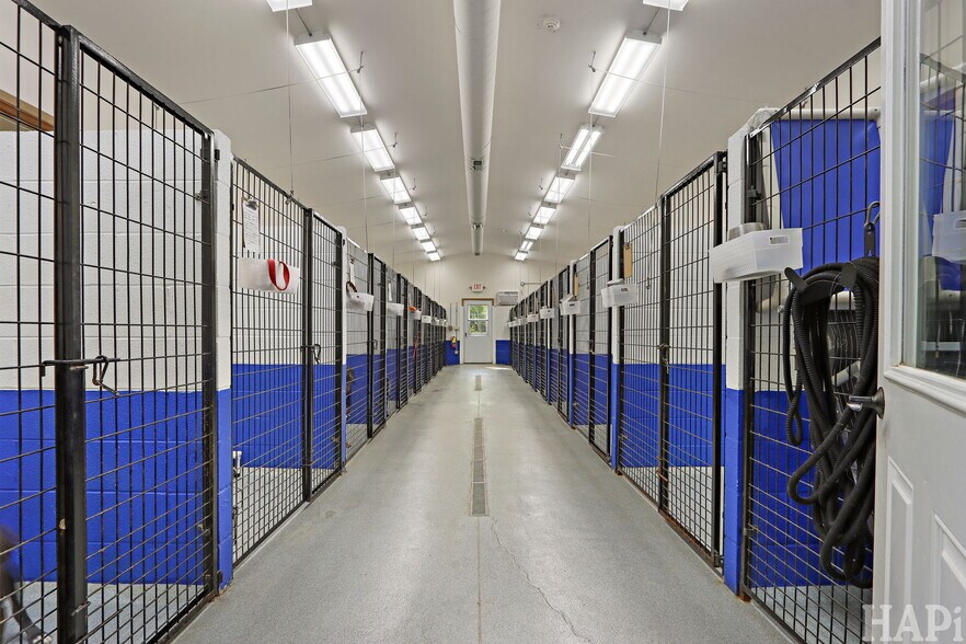 More Photos Of 4403 S Roberts Rd, Island Lake Veterinarian Kennel For Sale