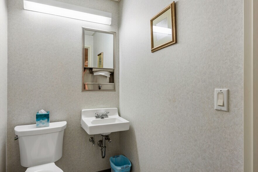 More Photos Of 85 Church St, Middletown Medical For Sale