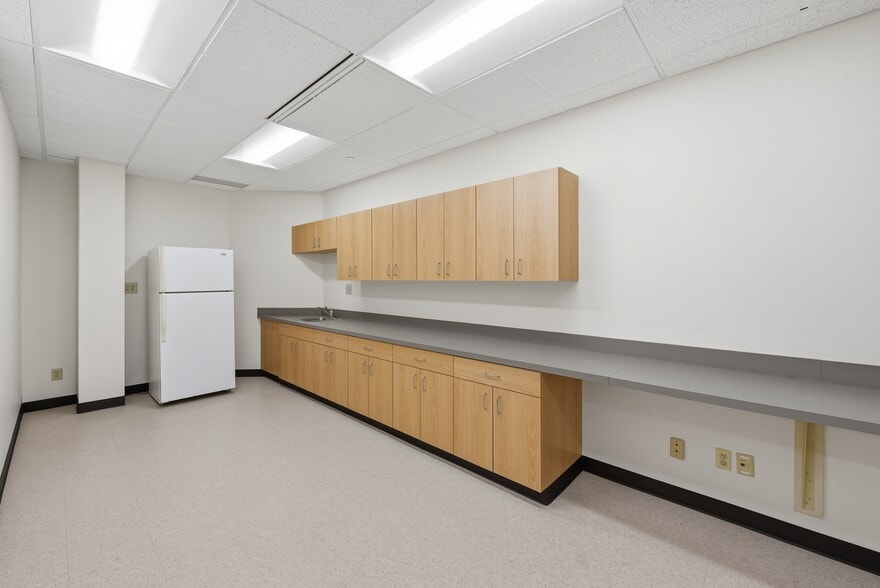 More Photos Of 8790 Governors Hill Dr, Cincinnati Office For Sale