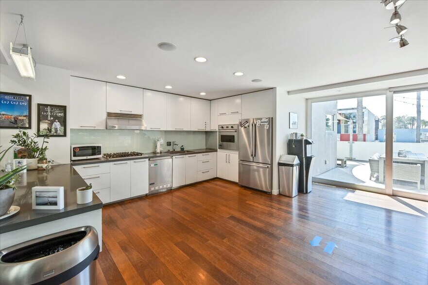 More Photos Of 1319 Abbot Kinney Blvd, Venice Loft Creative Space For Lease