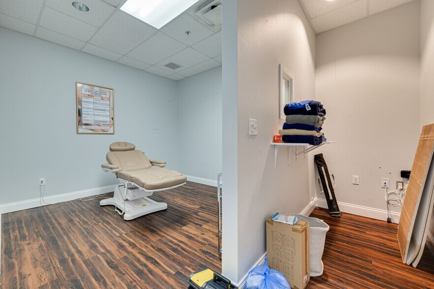 More Photos Of 1015-1033 W Bay Dr, Largo Freestanding For Lease