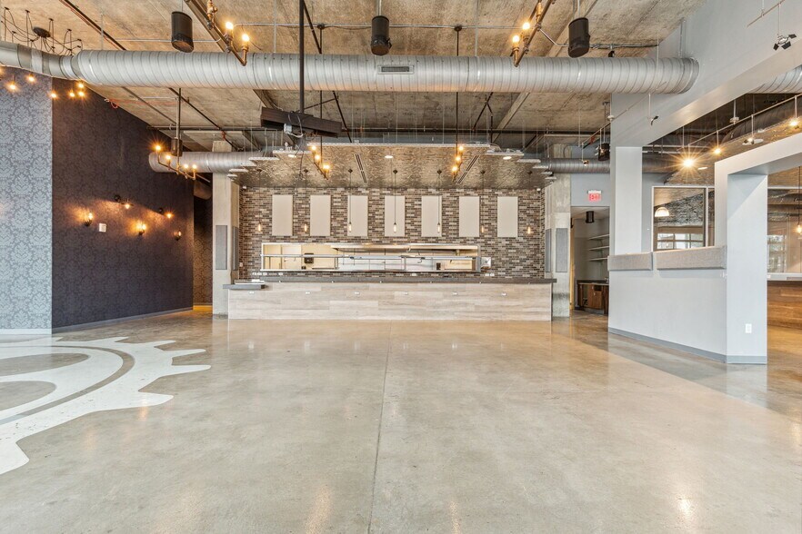 More Photos Of 340 Singleton Blvd, Dallas Restaurant For Lease