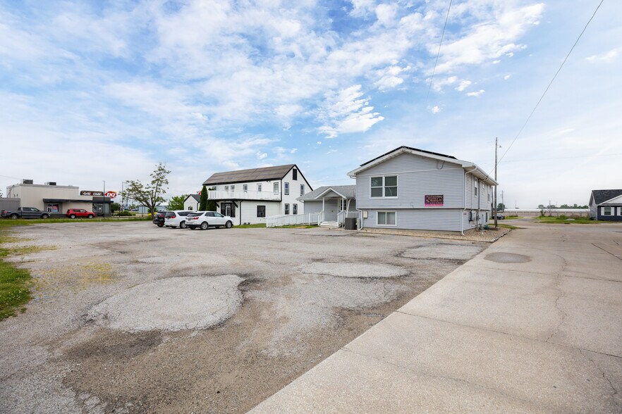 More Photos Of 902 W Union Ave, Litchfield Office For Sale