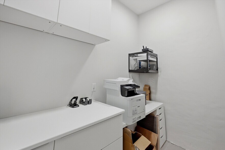 More Photos Of 118 W Chestnut St, Denison Office For Sale