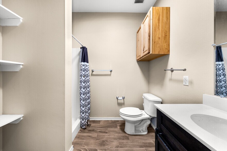 More Photos Of 11639 E US Highway 175, Kemp Flex For Lease