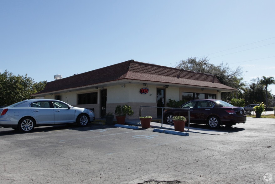 More Photos Of 16541 San Carlos Blvd, Fort Myers Restaurant For Sale
