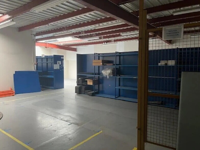 More Photos Of 697 Rue Fourny, Buc Warehouse For Lease