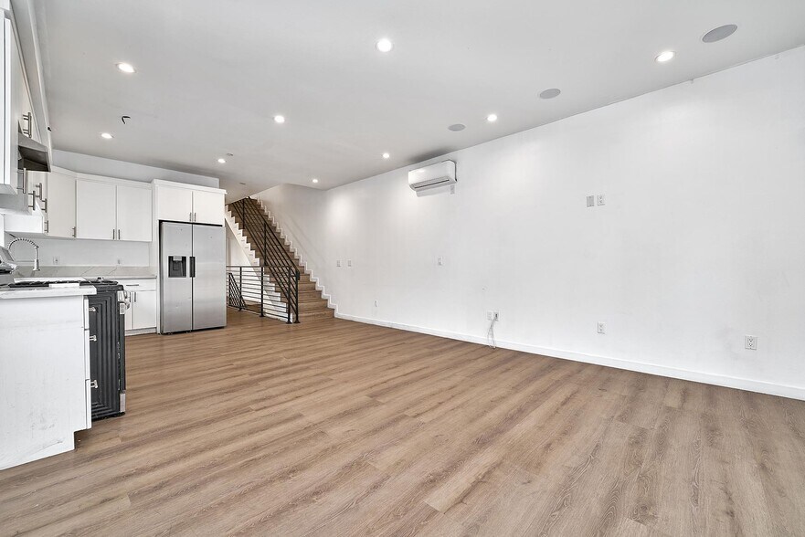 More Photos Of 550 W 47th St, Los Angeles Apartments For Sale