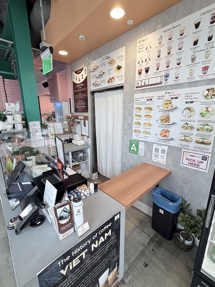 More Photos Of 3032 Wilshire Blvd, Santa Monica Storefront For Lease