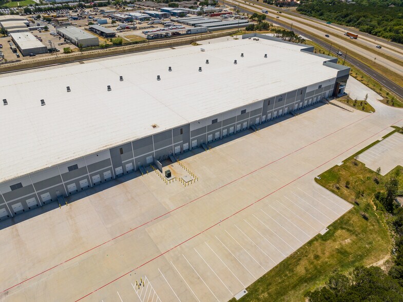 More Photos Of 1000 S J Elmer Weaver Fwy, Cedar Hill Distribution For Lease